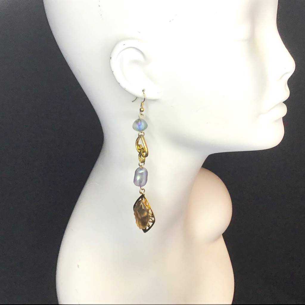 Beautiful New- Vintage Bijoux Terner Gold Tone , 3 Blue Stones, 4 1/2” Long .